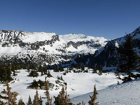 View on the La Bohn Lakes area and Mt. Hinman, with Foehn Lake in the foreground