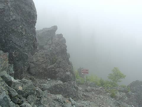 A sign guiding the way during a brief crossing of a boulder field