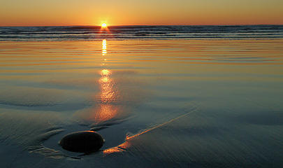 Setting sunburst, sun reflection on water, sun reflection on sand, rock and shadows3