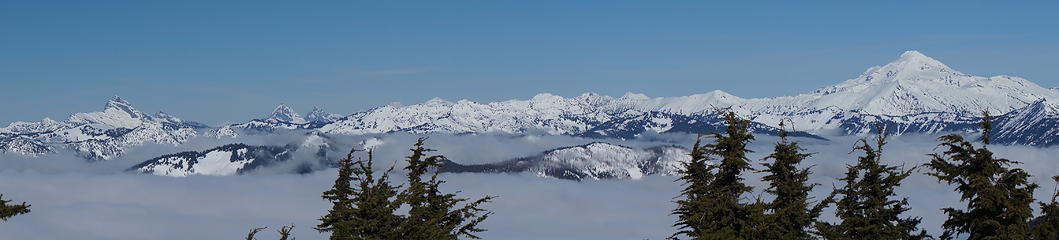 Panorama from Sloan to Glacier Peak, with in the distance Pugh and White Chuck, and a little bit of Mt. Baker (from Jove Peak)