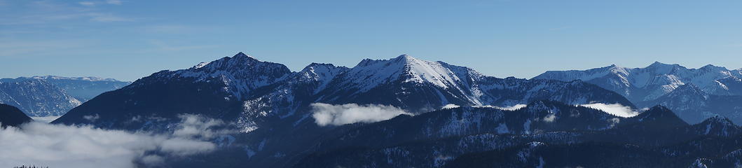 Panorama of the Nason Ridge, with Mt Howard (left) and Rock Mountain (right). Rightmost is the beginning of the Chiwaukum range (from Jove Peak)