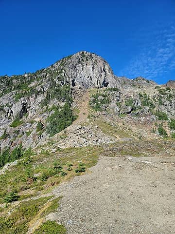 looking at a subsummit of Claywood on the ridge. up the dirt patch to the base of the cliffs, then traverse hard right under the cliffs on obvious terrain (when you're there)