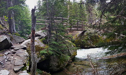 The foot bridge along the Lake Stuart trail