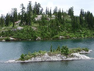 V-shaped rock island in Lila Lake