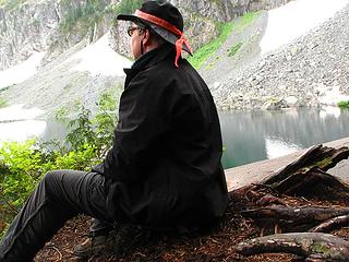 fleece and rain jacket made for a cozy lunchbreak on picnic rock at lake Serene