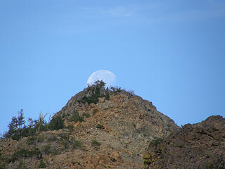 Moon view over Fortune on way up to Ingalls pass.