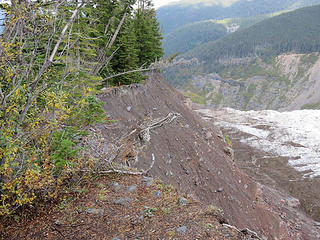 The lateral moraine is extremely steep and unstable on the inner side. This is typical of young lateral moraines.