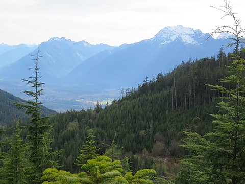 First views open to Whitehorse  Mountain,  and eastern plain of  North Fork of Stillaguamish River.  In [url=https://washingtonlandscape.blogspot.com/2012/11/glacier-peak-and-sauk-stiiliguamsih.html]prehistory the Sauk River flowed this way toward t[/url]he west (right). The very low divide is  a main reason for the tremendous prominence of Round Mountain for a summit of only moderate elevation.