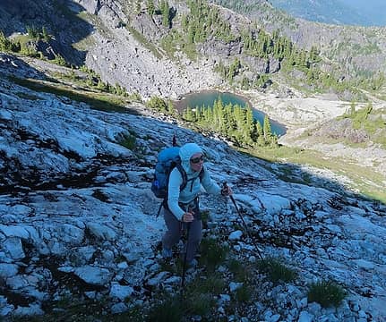 Ascending slabs and heather on Chikamin