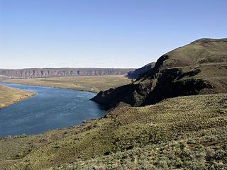 Looking back at the E terminus of Cape Horn as it drops down into the Columbia River, with West Bar in the background