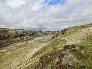 A coulee than runs parallel to my ridge hike. Train tracks pass through before entering a tunnel at the end.