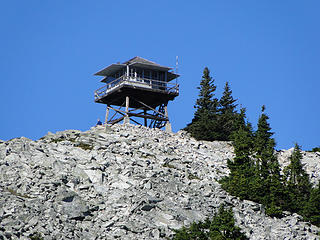 Zoom of Granite mountain lookout from the trail below.