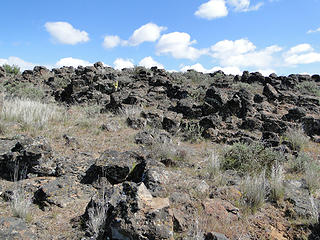 Yakima Skyline trail rocks to side.