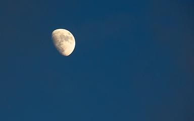 DSE_5572 - The Moon floats in a sea of blue