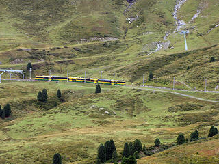 train-approaching-Kleine-Scheidegg