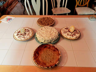 Yummmmmmmm !!!!   (pumpkin in front, carrot cake in the middle, two French Silk Chocolat pies on the side and if that is not enough... cherry in the back... YAY !!!!