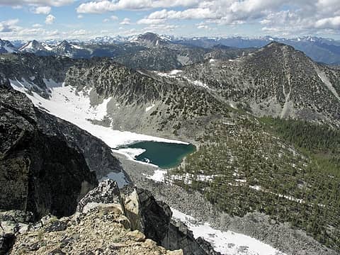 Looking W from Ravens Roost at Libby Lake, Hoodoo Peak, Oval Peak, and many others.