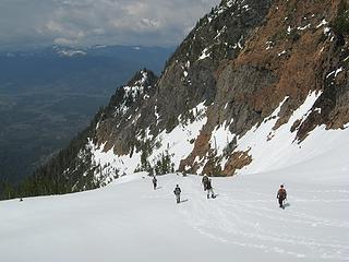 Above the bowl gully, with the traverse to the forested ridge ahead