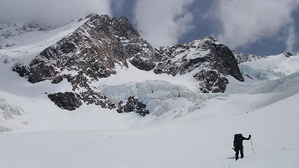 Nearing the base of the Linda Glacier with the ramp to Zurbriggen on the left