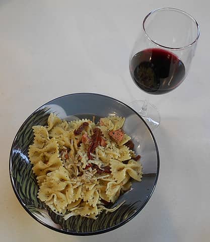 farfalle with smoked salmon, sun-dried tomatoes, capers and parmesan 08/07/23[/i:da69e78283]